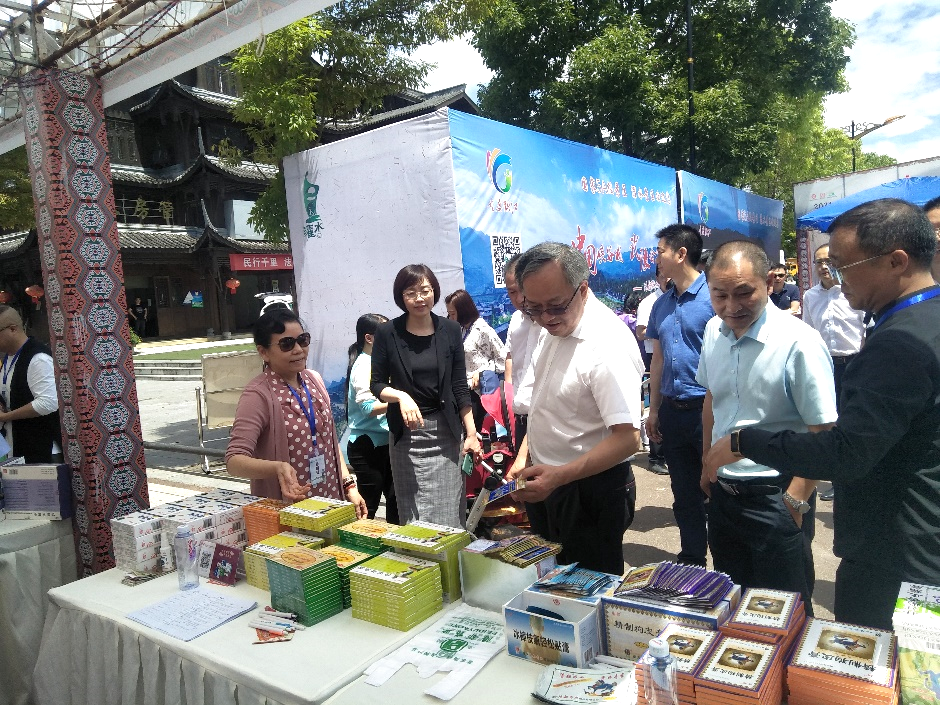 黔江区委书记莅临陪都药业展区.png 黔江区委书记莅临陪都药业展区.png