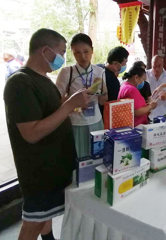 身着传统服饰的工作人员正耐心的为客户讲解.jpg 身着传统服饰的工作人员正耐心的为客户讲解.jpg